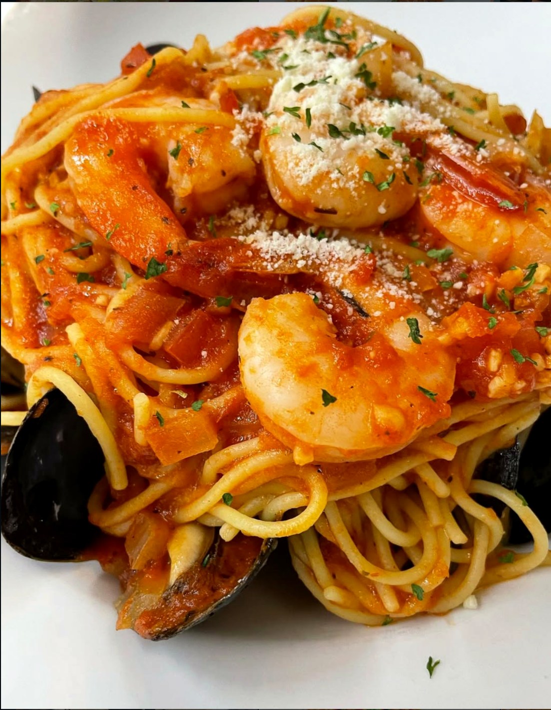 Spaghetti seafood marinara with shrimp and mussels